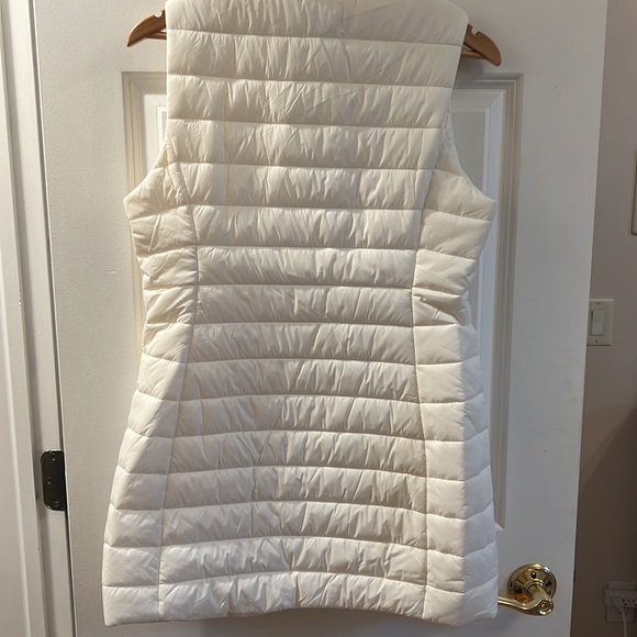 Liz Clairborne size small white puffer vest - Picture 3 of 4